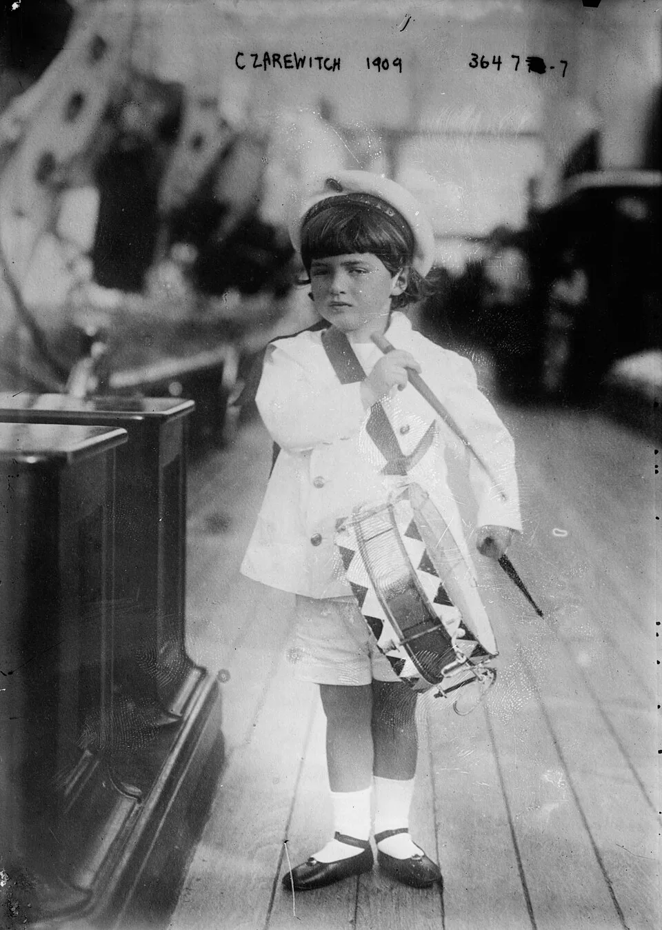 เจ้าชายอเล็กเซย์กับกลองบนเรือพระที่นั่ง ค.ศ. 1909 · ภาพบุคคลในเรื่อง ไม่ใช่หลักฐานยืนยันคำพยากรณ์