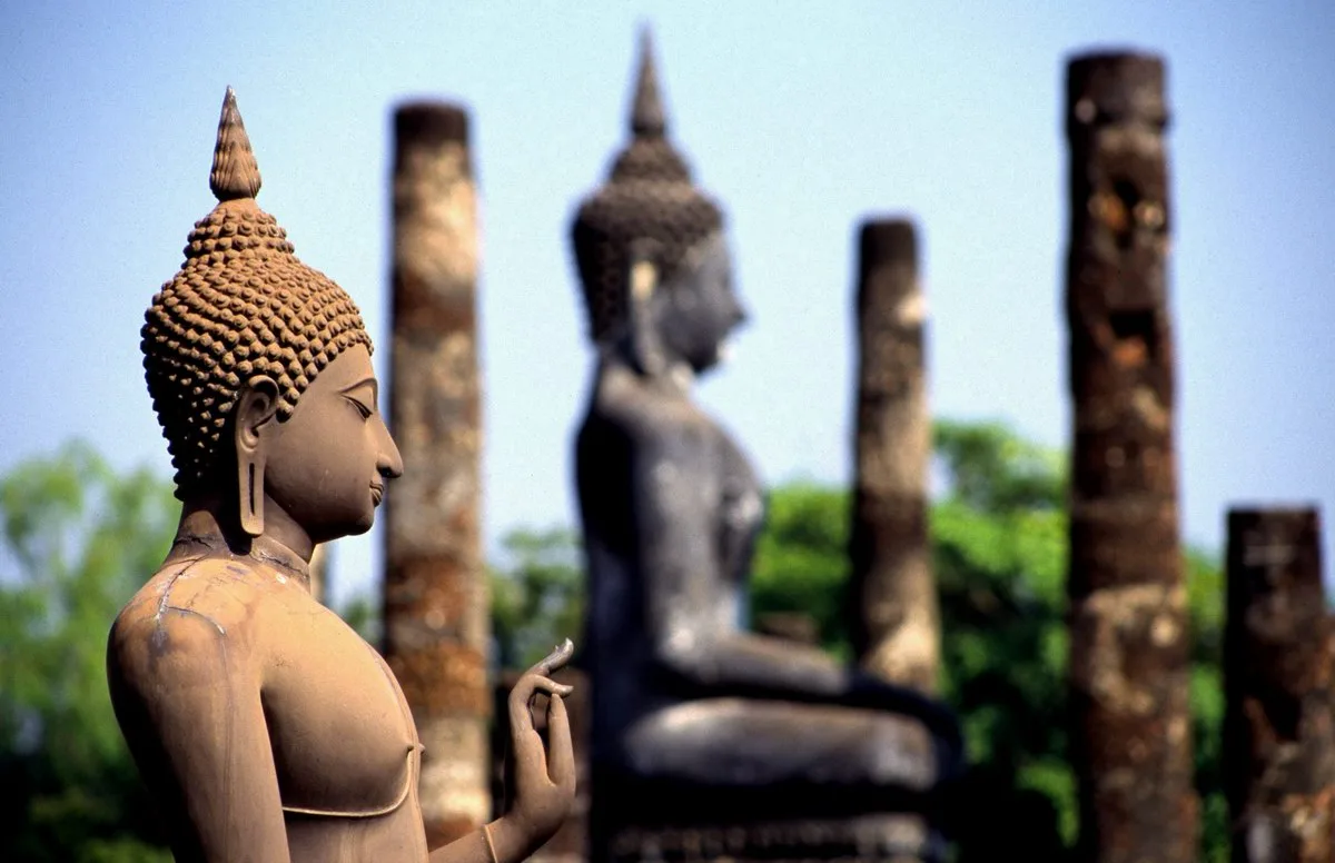พระพุทธรูปที่วัดมหาธาตุ สุโขทัย · ภาพถ่าย พ.ศ. 2548 ใช้แสดงบริบทเมือง ไม่ใช่จารึกวัดป่ามะม่วง